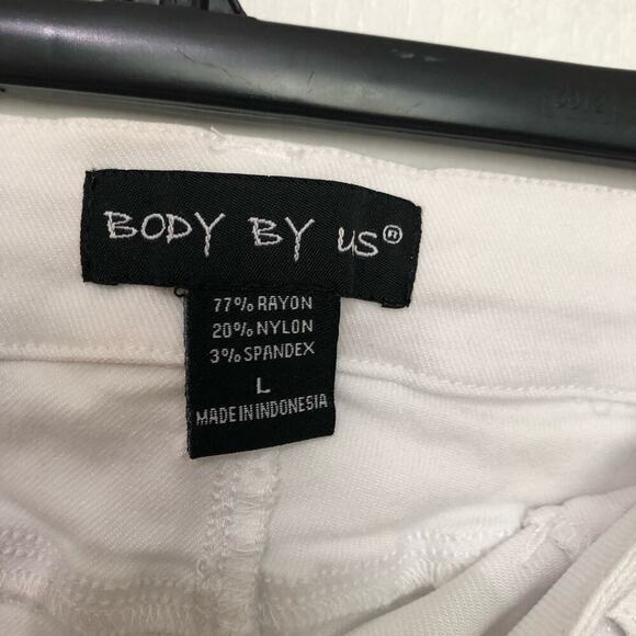 Body By Us Women's Denim Shorts Stretch Flat‎ Front Pockets White Size Large - Picture 7 of 7